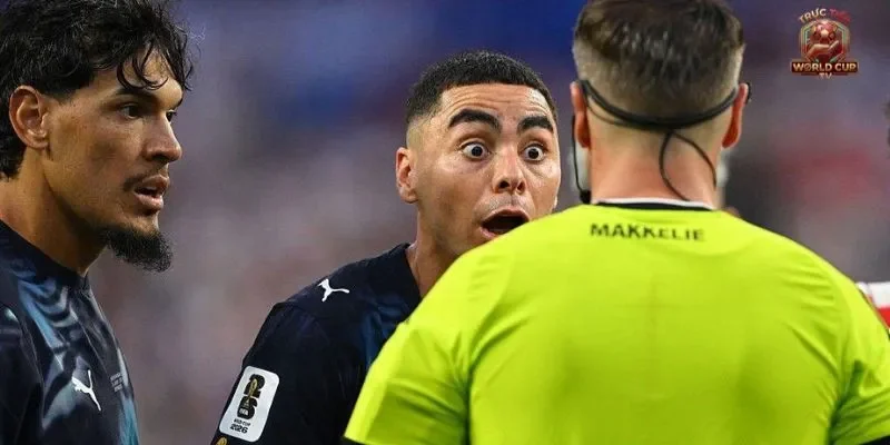 Cựu hậu vệ Gary Neville phẫn nộ vì cho rằng FIFA giấu dữ liệu