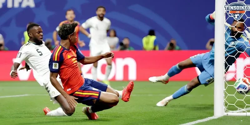 Lamine Yamal ghi bàn lập kỷ lục thế giới sánh ngang Pelé