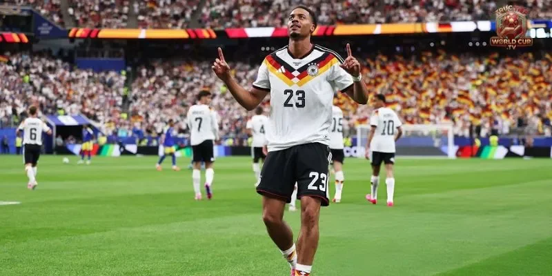 Lukas Nmecha sút xa mở tỷ số trận đấu