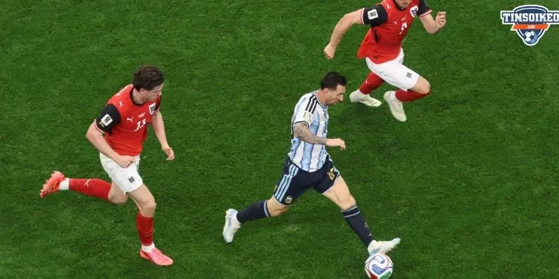 Tuyến giữa kéo giãn đội hình, mở khoảng trống cho Messi lập cú đúp